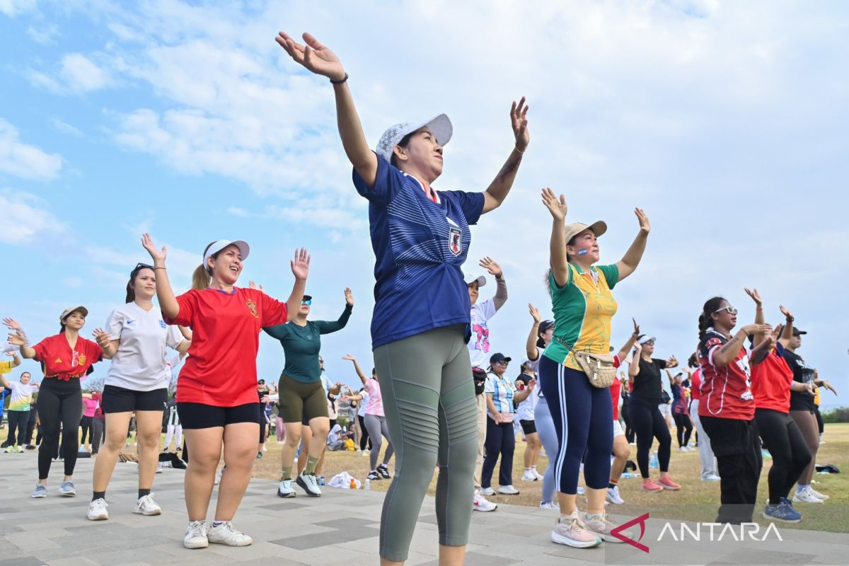 antara-dan-itdc-gelat-zumba-piala-dunia-di-bali-2823973