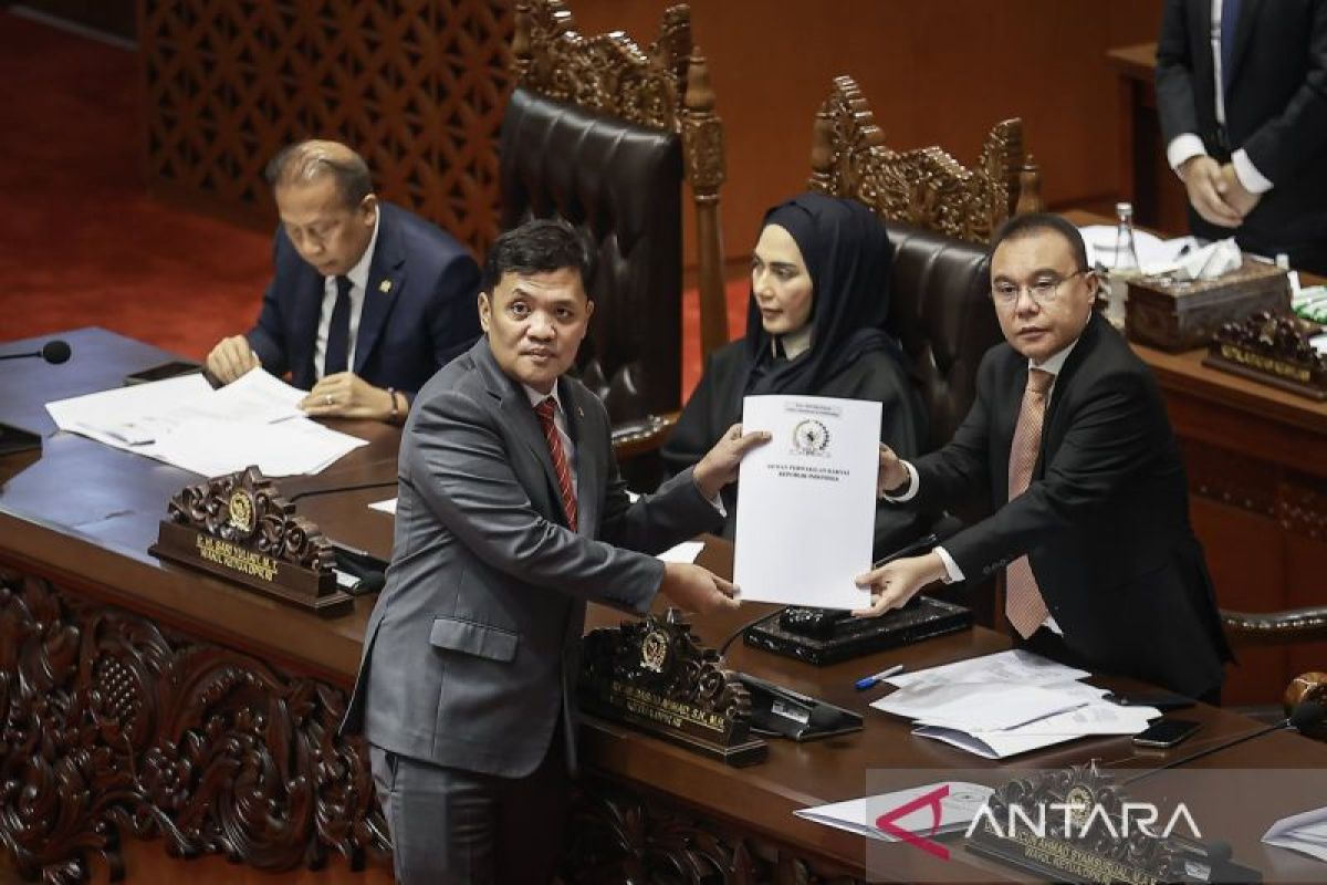 dpr-setujui-ruu-polri-jadi-undang-undang-090626-dr-03
