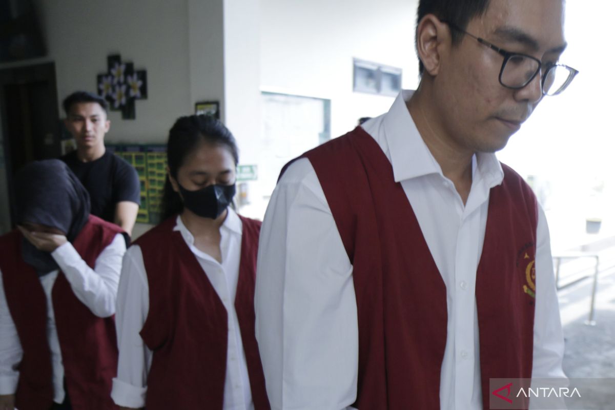 istri-dan-anak-koko-erwin-jalani-sidang-tppu