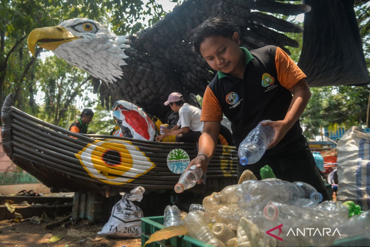 perahu-hias-berbahan-sampah-botol-plastik-2864780
