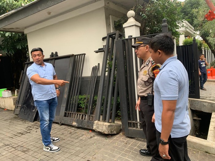 pagar-rumah-wakil-presiden-ke-10-dan-ke-12-jusuf-kalla-jk-ditabrak-satu-unit-mobil-akibatnya-pagar-tersebut-rusak-1771396530516