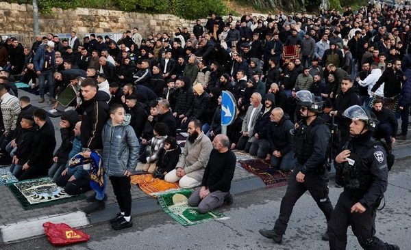 para-jamaah-muslim-palestina-berdoa-di-tepi-jalan-untuk-menandai-berakhirnya-bulan-puasa-suci-ramadan-karena-mereka-tidak-diiz-1774094681511_169