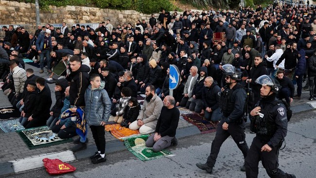 para-jamaah-muslim-palestina-berdoa-di-tepi-jalan-untuk-menandai-berakhirnya-bulan-puasa-suci-ramadan-karena-mereka-tidak-diiz-1774094681511_169