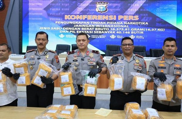polda-riau-membongkar-jaringan-internasional-narkoba-dan-menyita-sabu-dan-ekstasi-senilai-rp-31-miliar-1774865215236_169