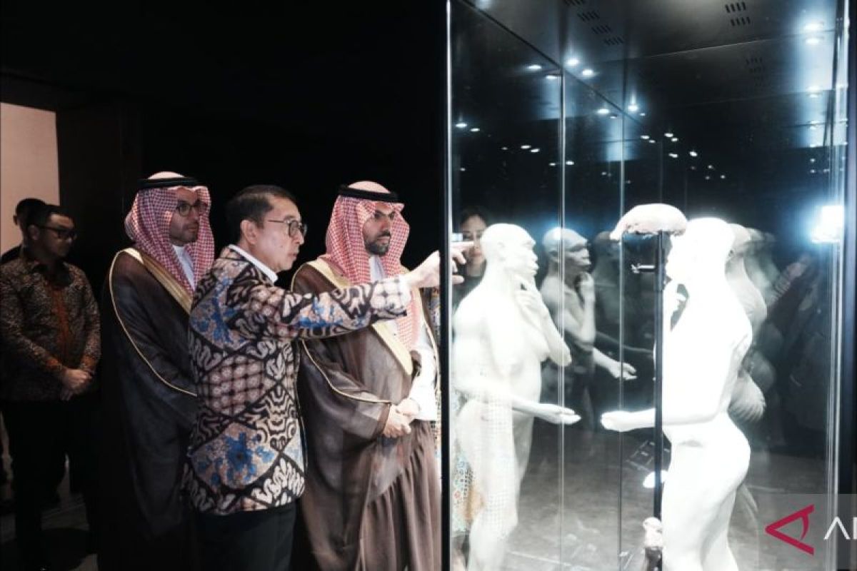 Pembahasan Penting: Fadli Zon tunjukkan kekayaan budaya Nusantara ke pejabat Arab Saudi