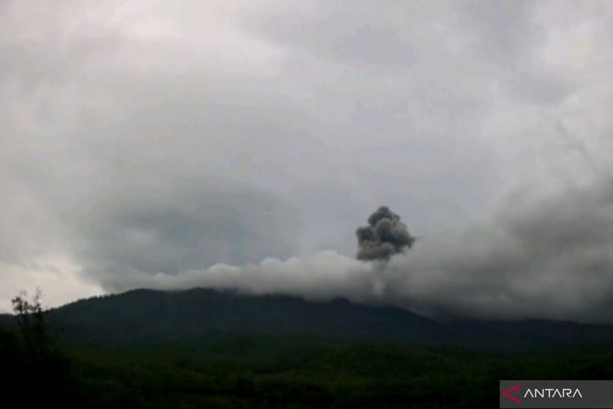 Gunung Lewotobi Laki-laki di Flores Timur kembali meletus