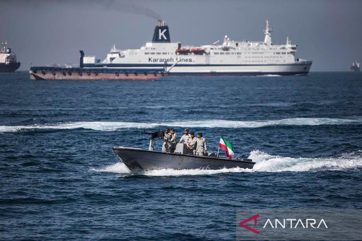 Berita Penting: Lebih dari 20 kapal komersial lewati Selat Hormuz di tengah blokade AS