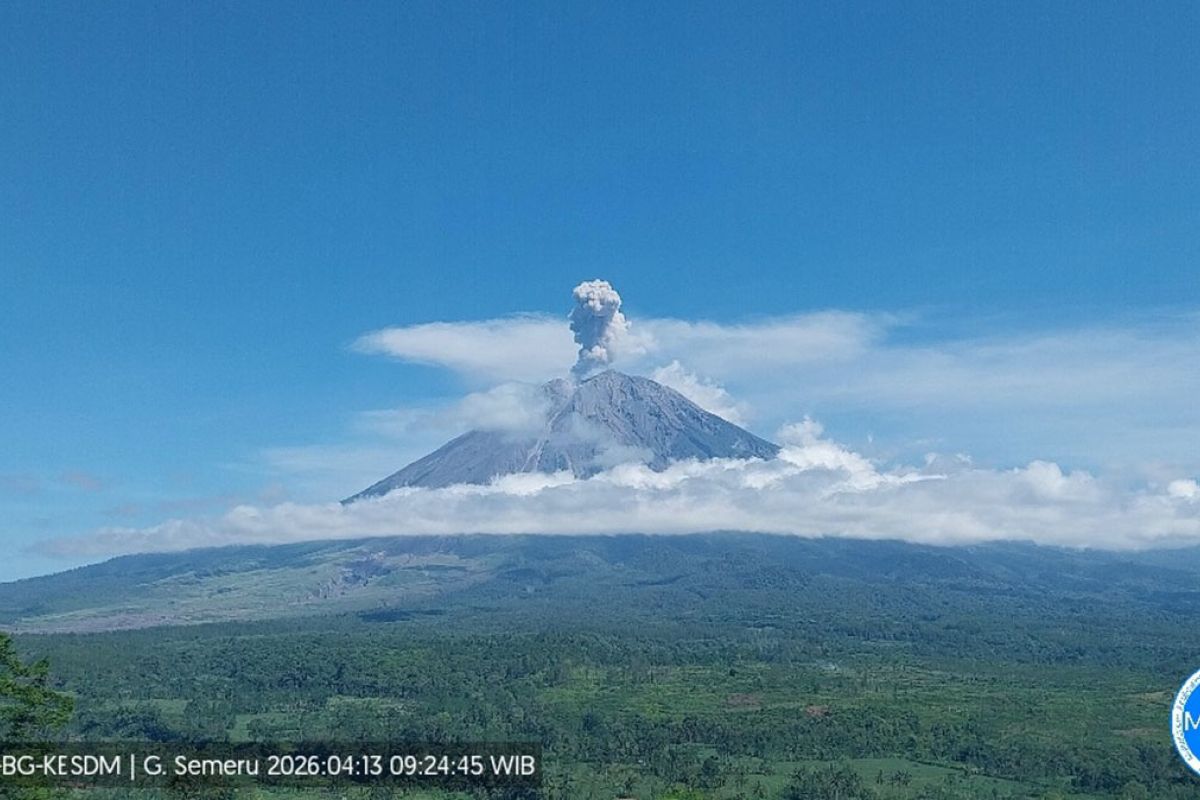 Gunung Semeru kembali erupsi Senin pagi – tinggi letusan capai 1 km