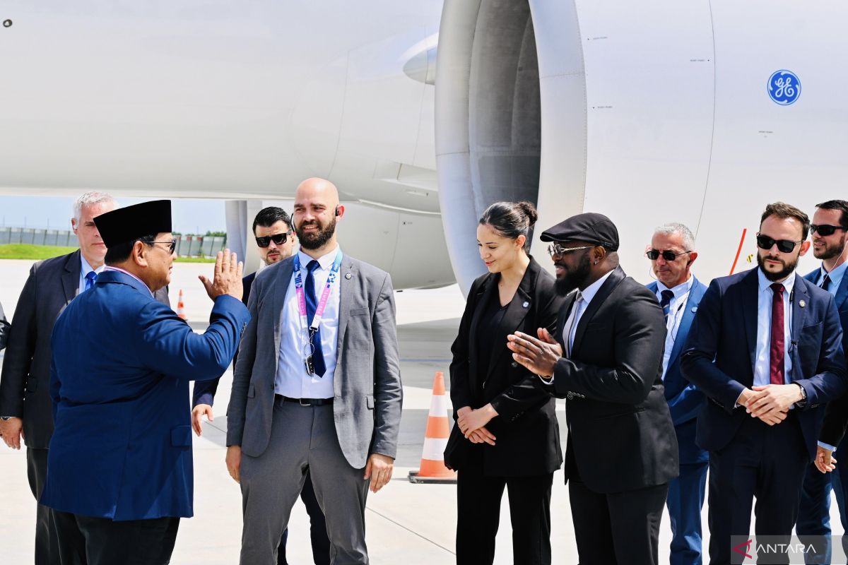 Topics Covered: Di Bandara Orly Prabowo ajak foto bersama pengawalnya di Paris