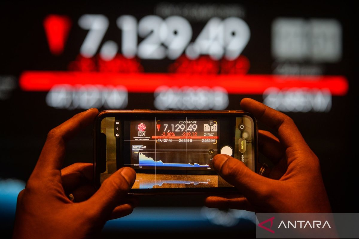 Latest Update: Turun 4 persen, Analis ingatkan tekanan Rupiah membebani IHSG
