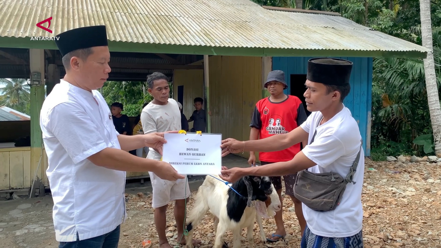 ANTARA salurkan hewan kurban bagi masyarakat Adat Selena di Palu