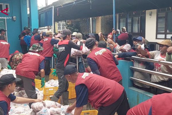 SANS_SEMANGAT-BERKURBAN-WARGA-BATUR-TERUS-MENGALIR-TEMBUS-RATUSAN-KURBAN