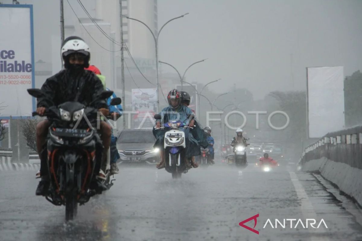 Minggu – BMKG prakirakan mayoritas kota besar alami hujan ringan