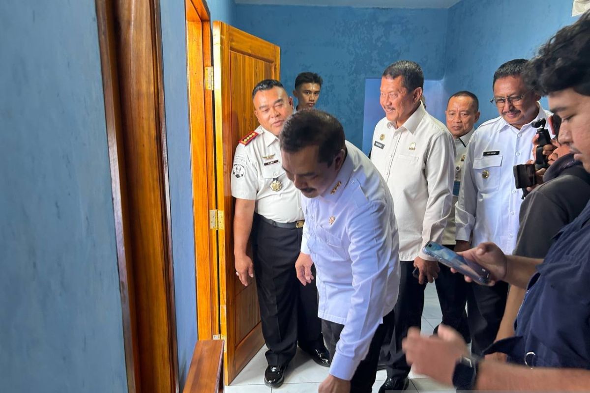 Latest Program: Menteri Imipas tinjau bedah rumah di lingkungan Lapas Warungkiara