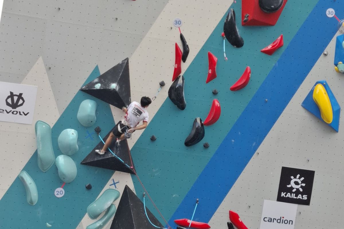 Raih emas lead – Putra Tri torehkan sejarah di World Climbing Series