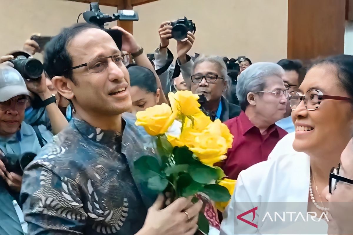 New Policy: Pendukung-sopir ojol beri mawar kuning ke Nadiem jelang sidang vonis