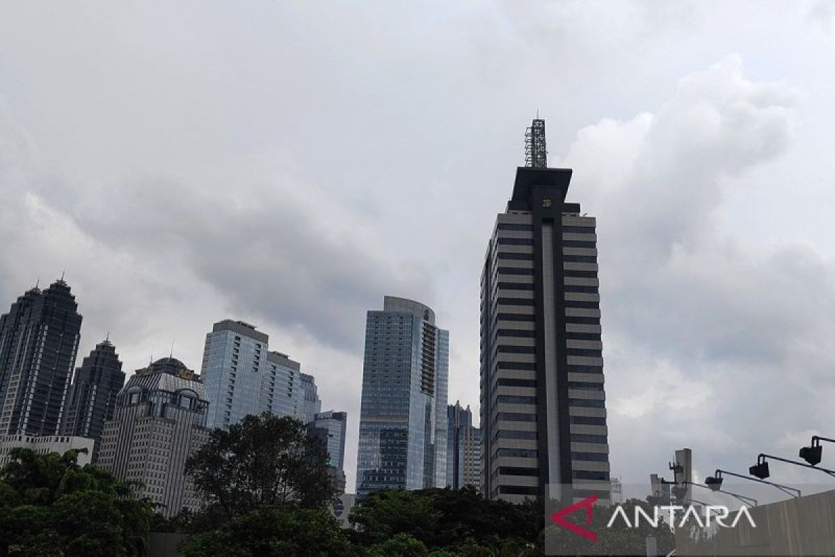 BMKG prakirakan cuaca di Indonesia berawan hingga hujan pada Minggu
