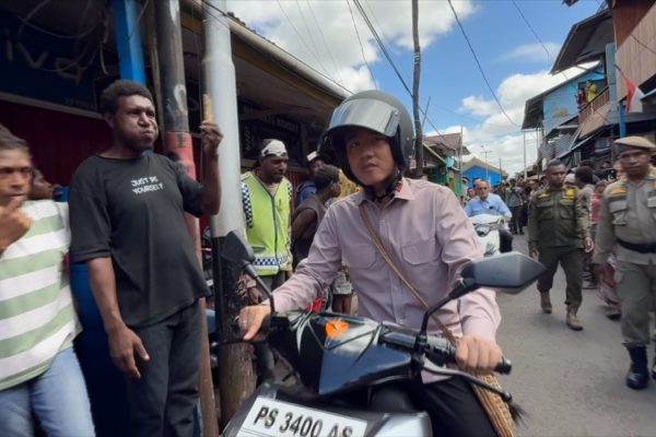 AB_NAIK-MOTOR-LISTRIK-GIBRAN-TINJAU-PROGRAM-PRIORITAS-DI-ASMAT_1