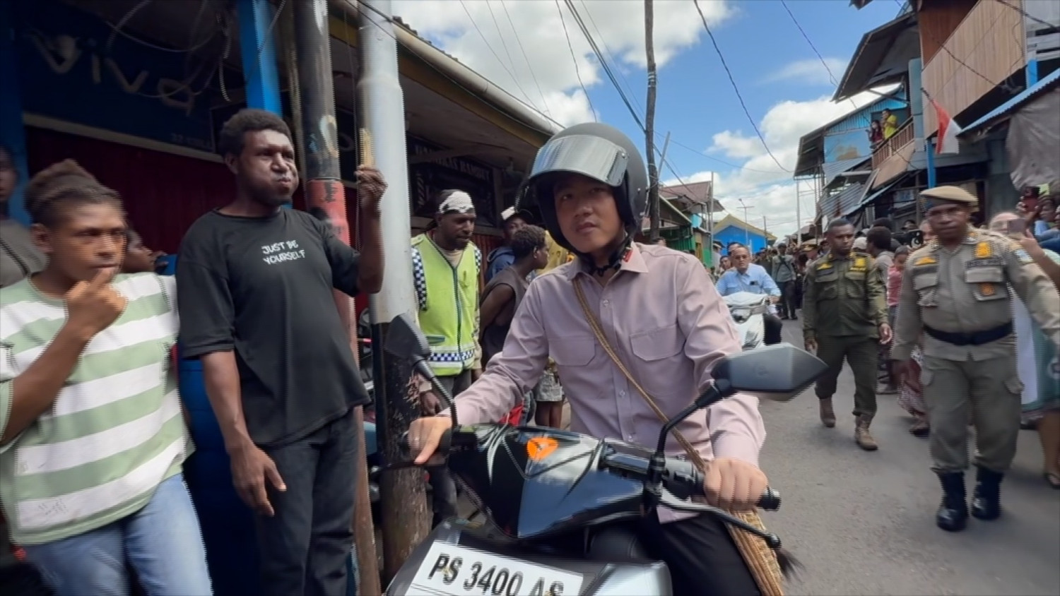 Special Plan: Naik motor listrik, Gibran tinjau program prioritas di Asmat
