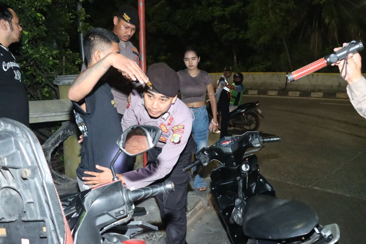 Latest Program: Polisi temukan sabu hingga tramadol dalam razia di Tambora