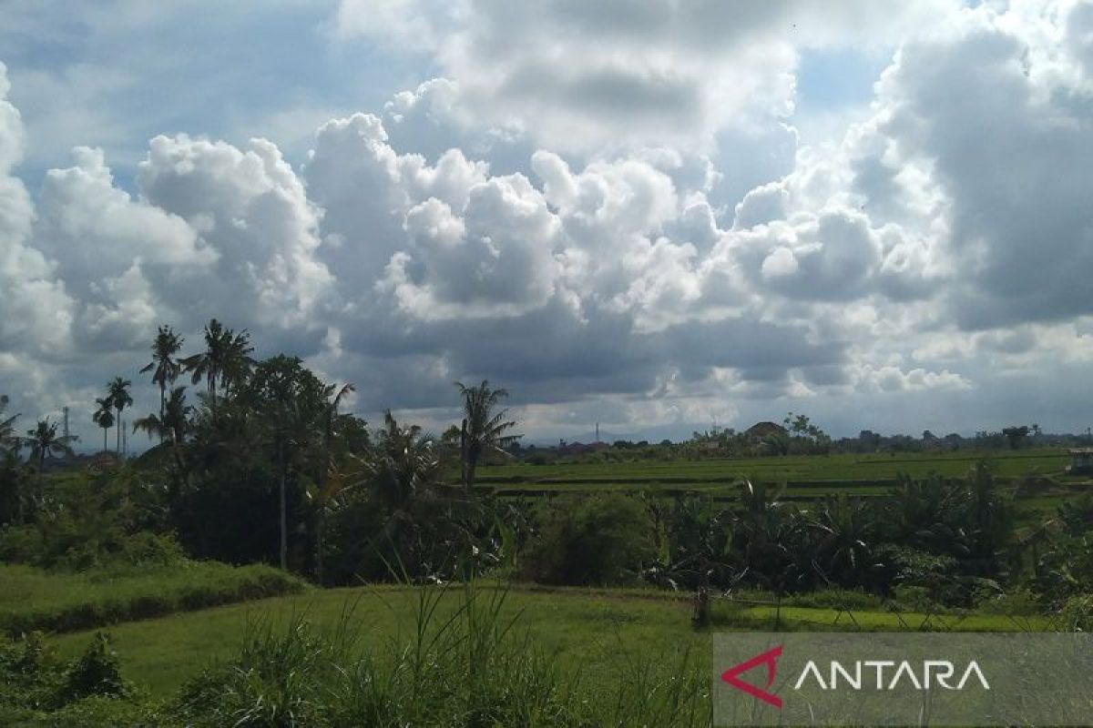Selasa – cuaca berawan hingga hujan petir dominasi kota besar Indonesia