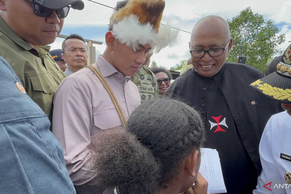 Historic Moment: Kunjungi Asmat, Gibran beri tanda tangan ke anak dan terima aspirasi