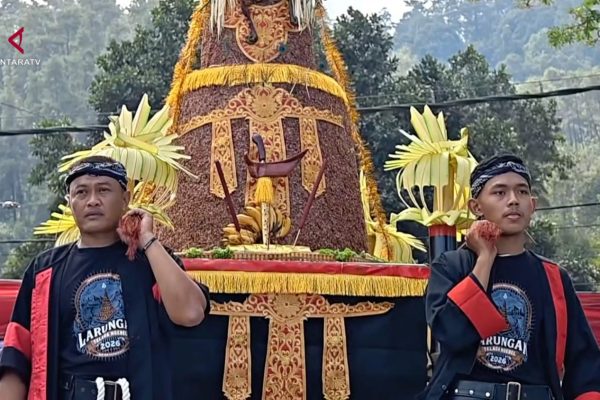 LARUNG-SESAJI-JADI-MAGNET-WISATA-TELAGA-NGEBEL