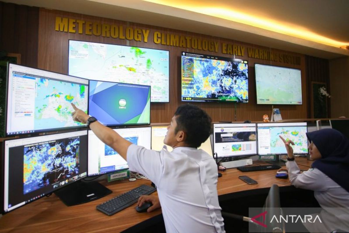 Cuaca mayoritas wilayah RI berawan hingga hujan pada Sabtu