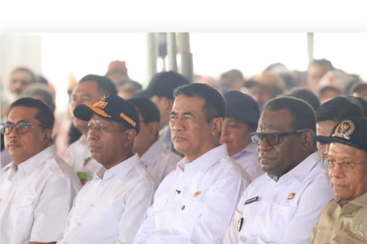 Mentan Amran serahkan bantuan peralatan pertanian bagi petani Merauke