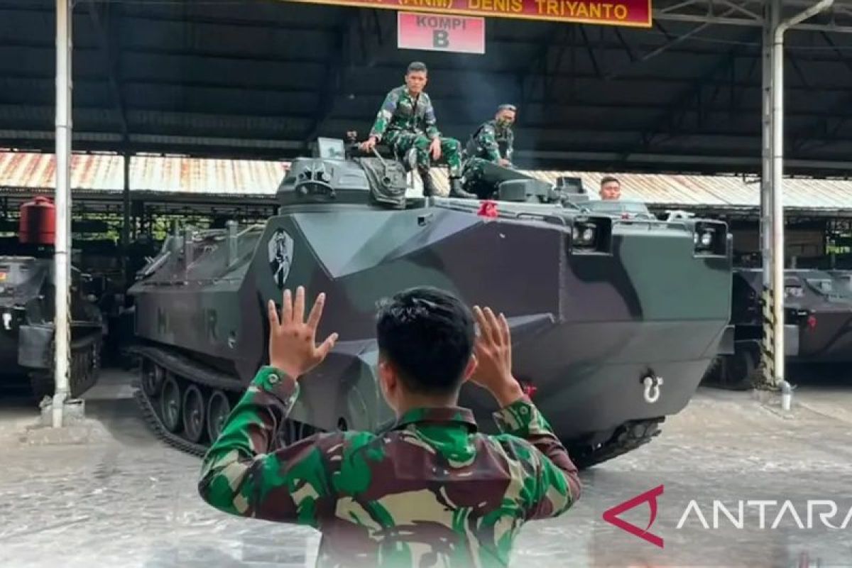 Marinir TNI AL asah kemampuan prajurit mengendarai ranpur amfibi