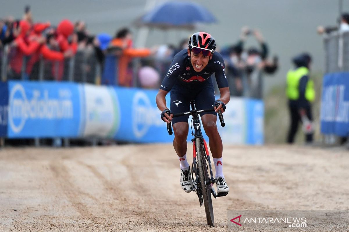 Bernal pakai jersei hijau pertama Tour de France 2026