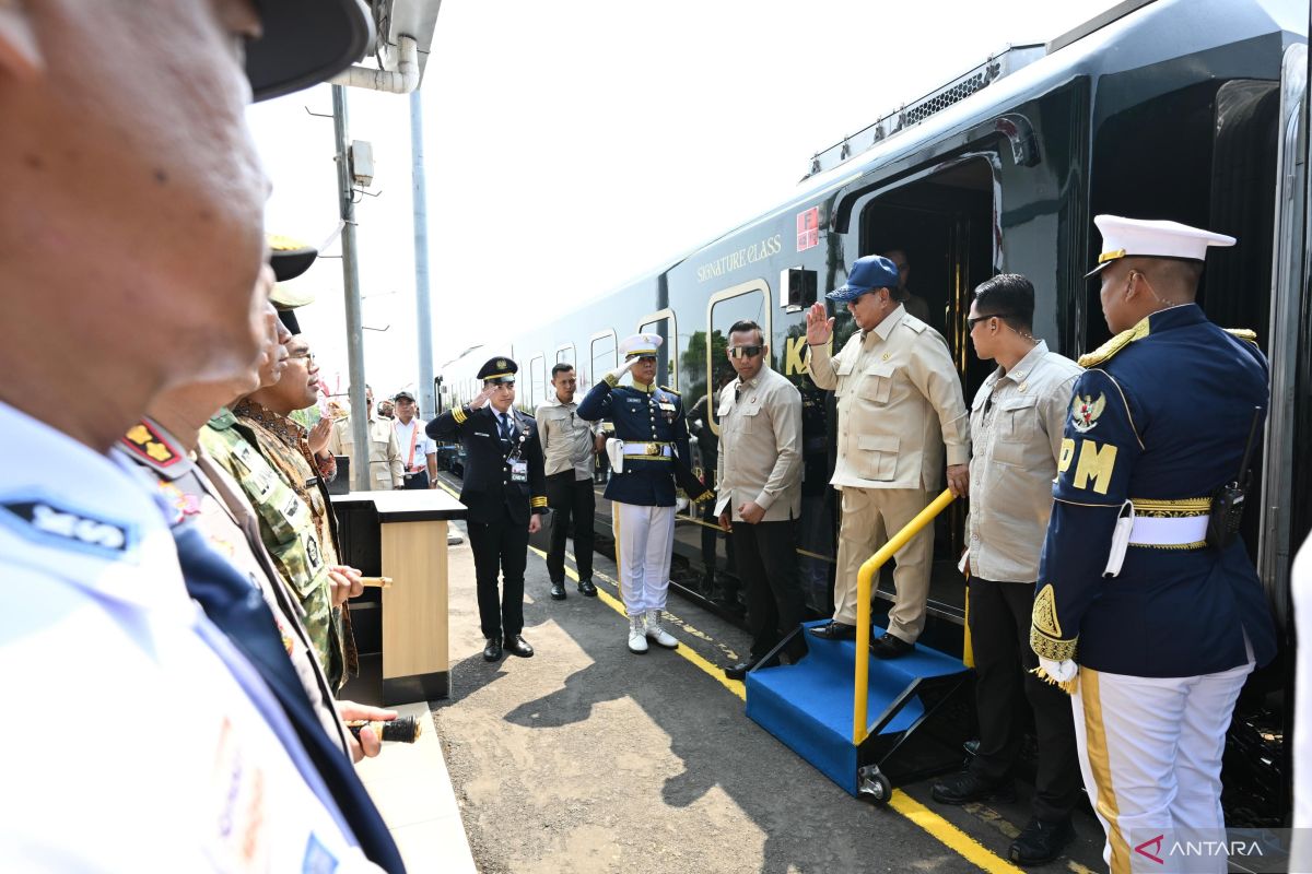 Prabowo kembali ke Jakarta naik KA Nusantara Explorer usai kunjungan kerja di Batang