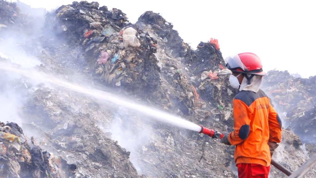 BNPB-SEBUT-PEMADAMAN-KEBAKARAN-TPA-JATIWARINGIN-CAPAI-50-PERSEN