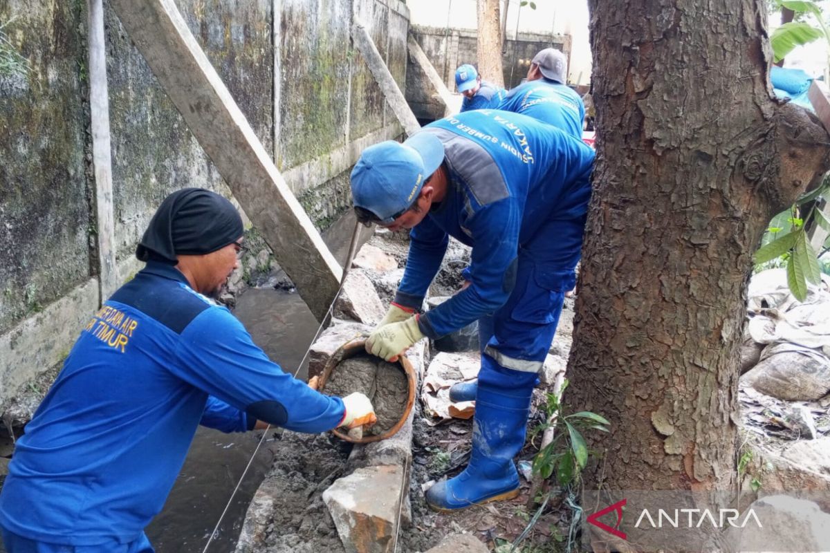 Cegah banjir, SDA Jaktim bangun turap saluran air di Lubang Buaya