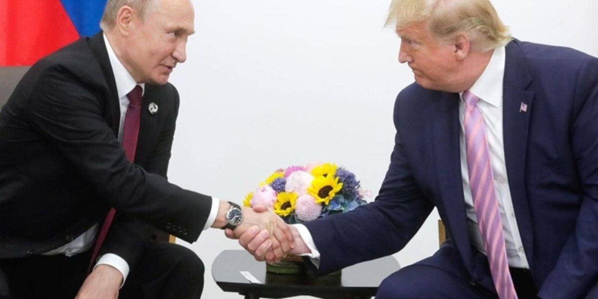 Trump-dan-Putin-jabat-tangan