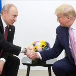 Trump-dan-Putin-jabat-tangan