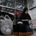 antarafoto-umkm-sepatu-ukuran-besar-di-tangerang-selatan-201123-sth-4