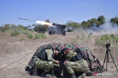 Korps Marinir uji tembak roket MLRS Vampire kaliber 122 milimeter