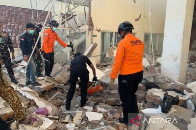 Basarnas evakuasi tiga korban reruntuhan bangunan akibat gempa NTT