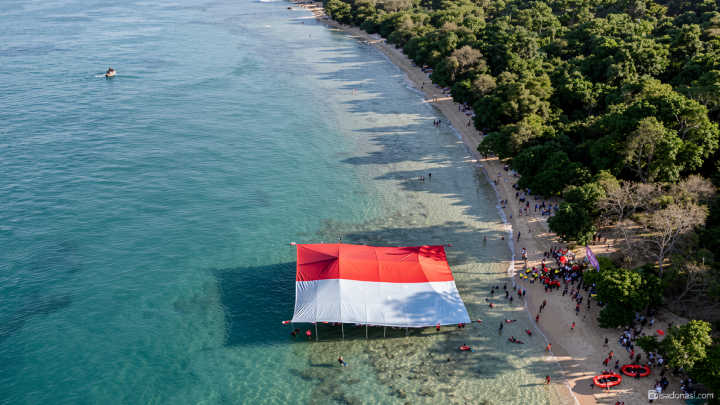 HUT ke-81 RI, Lanal Banten bentangkan Merah Putih raksasa di laut