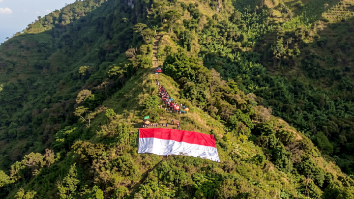 Ratusan pendaki di Bandung kibarkan bendera Merah Putih raksasa