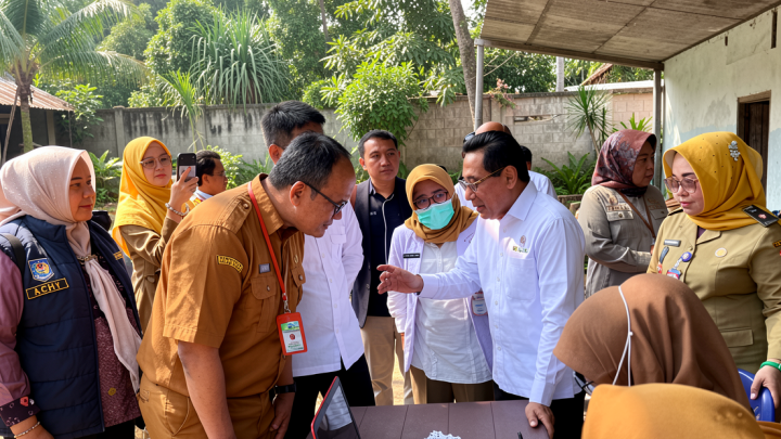 Kemenkes hibahkan alat portable X-ray untuk skrining TB di Palembang
