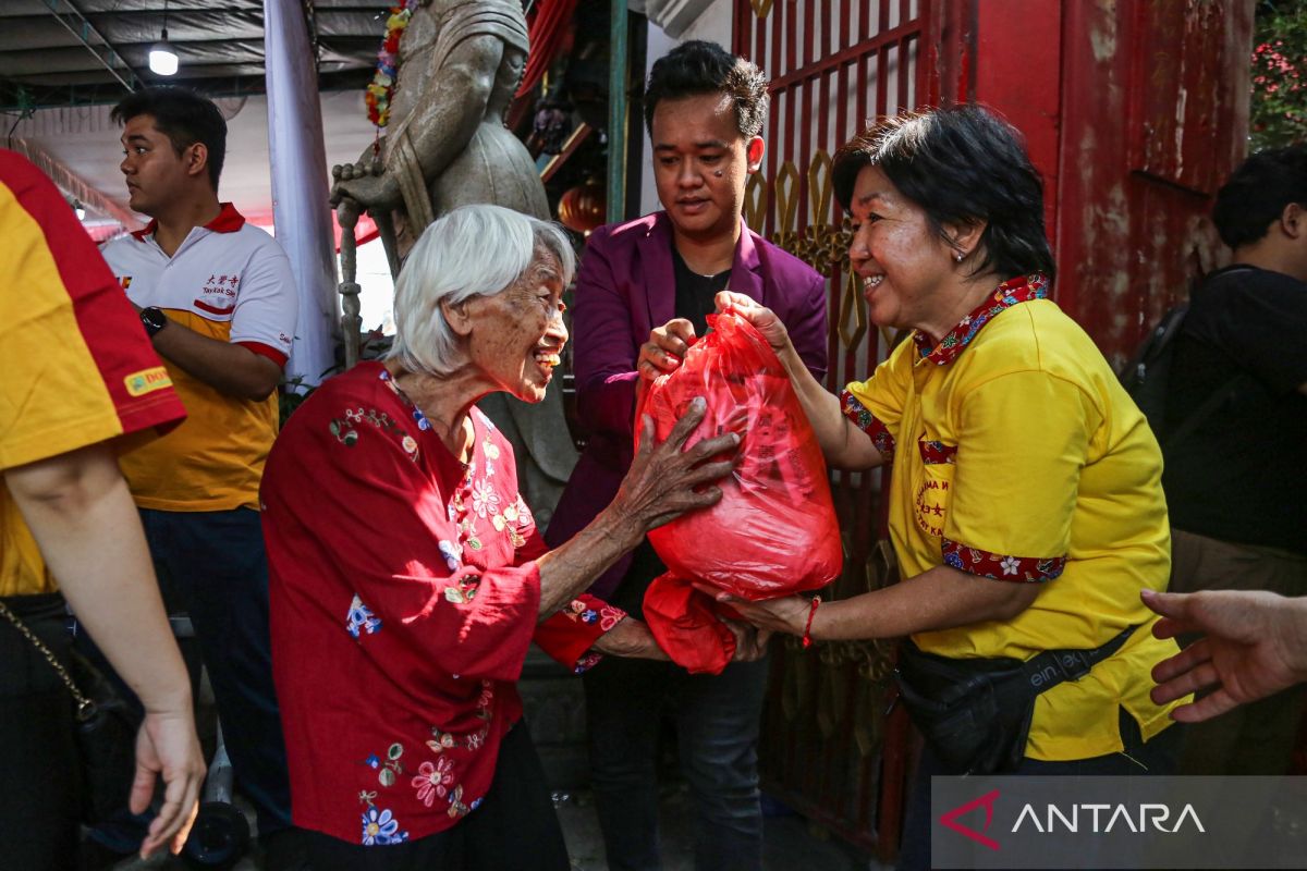 Tradisi-Bakti-Sosial-Sembako-Gratis-Di-Pecinan-Semarang-100926-mz-4A