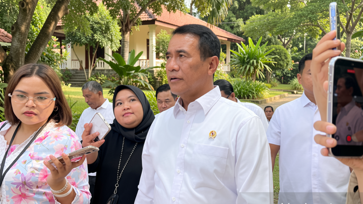 Mentan Amran pastikan kebutuhan pangan korban gempa NTT terpenuhi